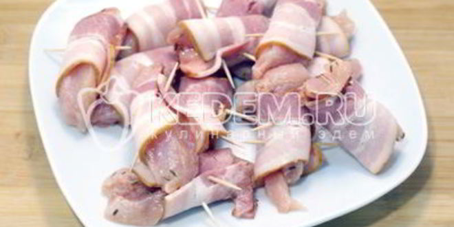 Рецепт рулетиков из курицы в беконе