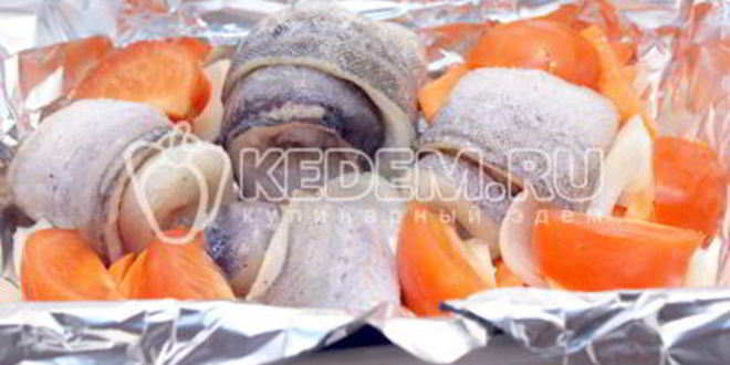 Рецепт рулетиков из рыбы запеченные с овощами