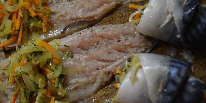 Рецепт рулетиков из скумбрии с овощами