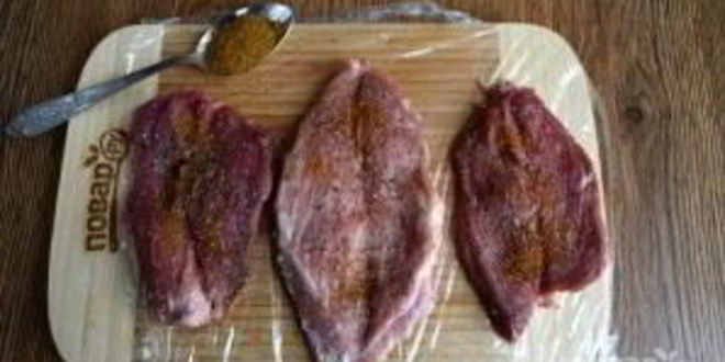 Рецепт рулетиков из свинины с ананасами и сыром