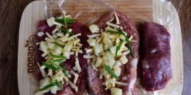 Рецепт рулетиков из свинины с ананасами и сыром