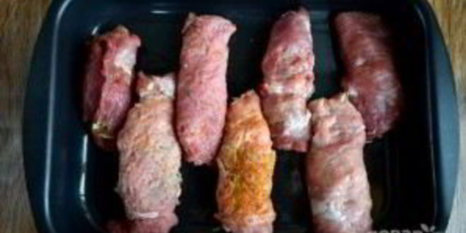 Рецепт рулетиков из свинины с ананасами и сыром