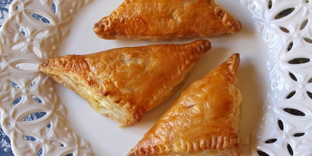 Как приготовить самсу из слоеного теста с сыром