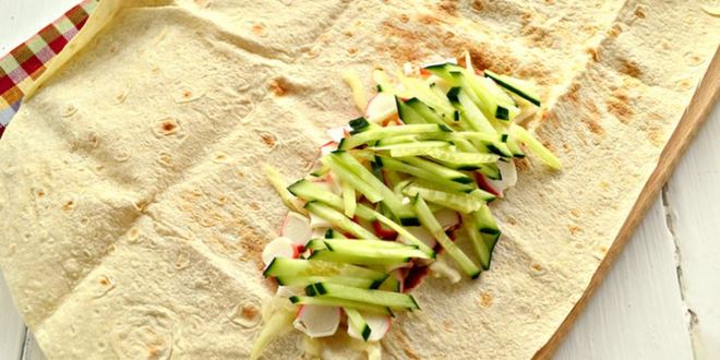 Рецепт шаурмы с крабовыми палочками и свежим огурцом