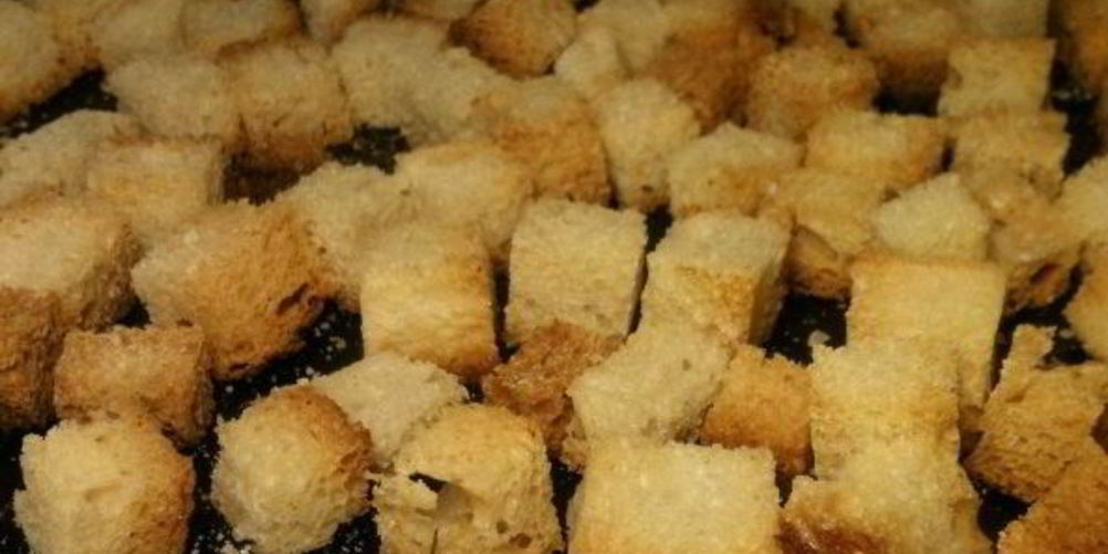 Как приготовить домашние сухарики в духовке