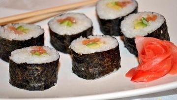 Рецепт Маков суши с лососем и авокадо