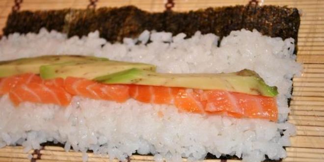 Рецепт маков суши с лососем и авокадо