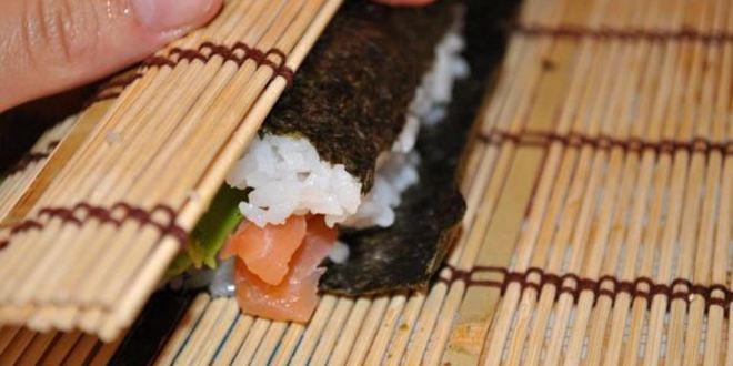 Рецепт маков суши с лососем и авокадо