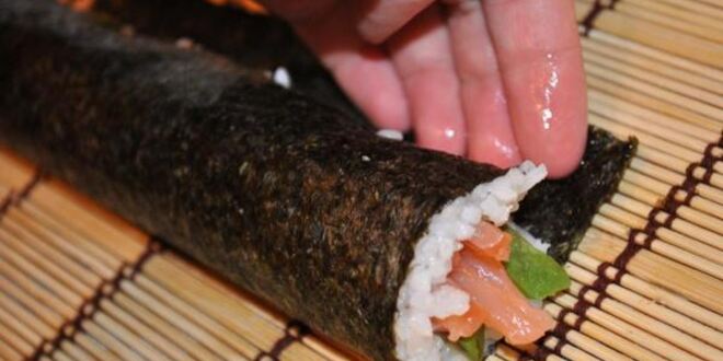 Рецепт маков суши с лососем и авокадо