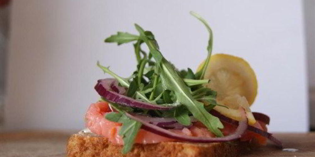 Как приготовить датский открытый сэндвич с красной рыбой