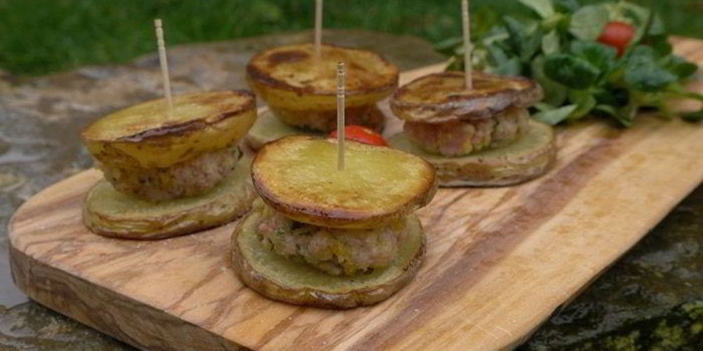 Как приготовить картофельные мини-сэндвичи с котлеткой из ягнятины