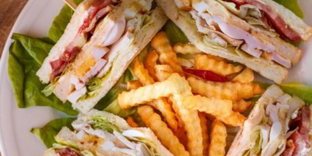 Как приготовить клаба-сэндвича с курицей и беконом