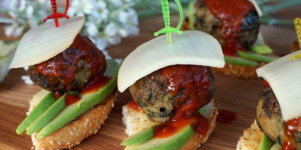 Как приготовить мини-сэндвичи с тефтелями