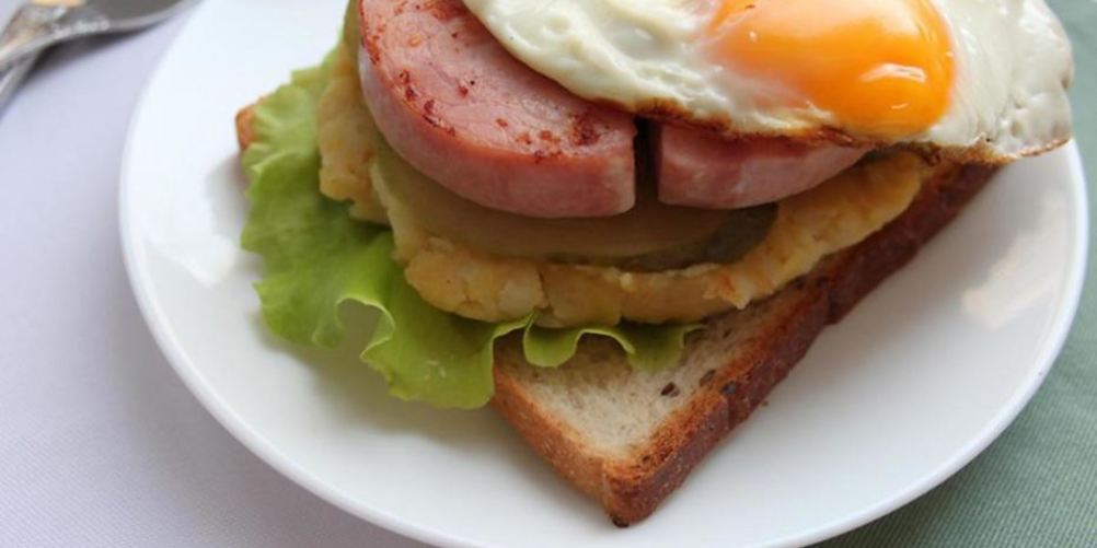 Как приготовить открытый сэндвич с картофелем и ветчиной