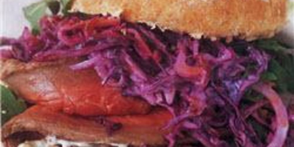 Как приготовить сэндвич из ростбифа с капустно-свекольным салатом