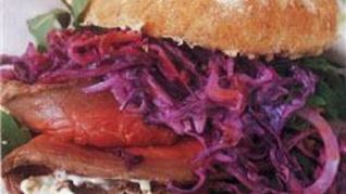 Рецепт Сэндвича из ростбифа с капустно-свекольным салатом