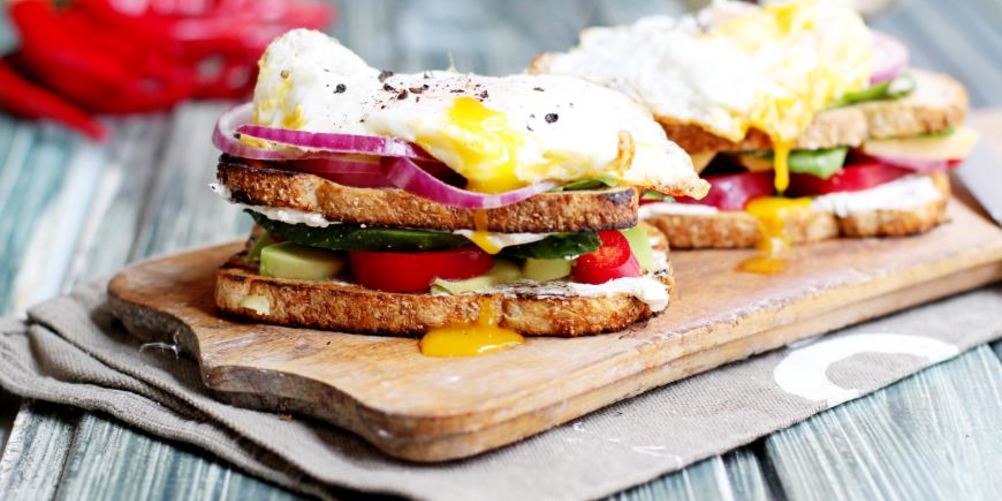 Как приготовить сэндвич с авокадо и яйцом