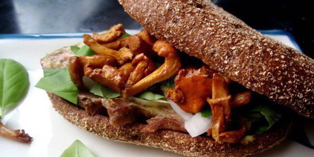 Как приготовить сэндвич с говядиной, лисичками и горчичным соусом