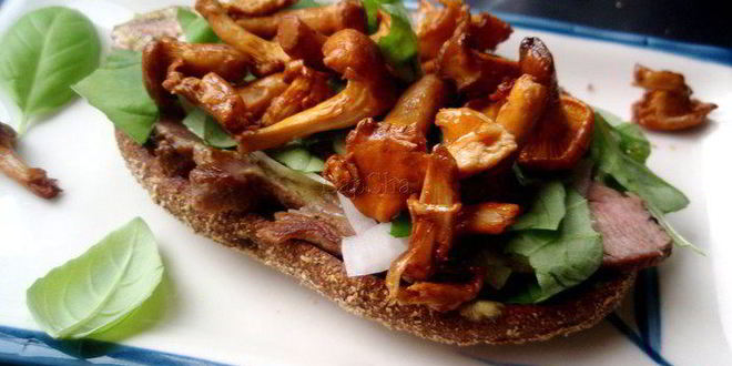 Рецепт сэндвича с говядиной, лисичками и горчичным соусом