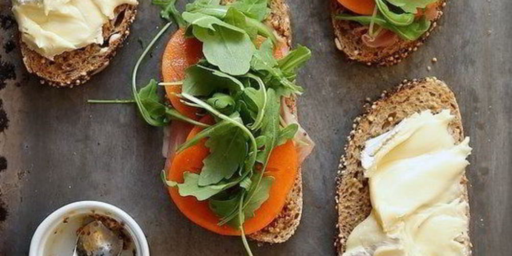 Как приготовить сэндвич с хурмой, прошутто и сыром бри