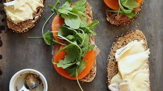 Рецепт Сэндвича с хурмой, прошутто и сыром бри