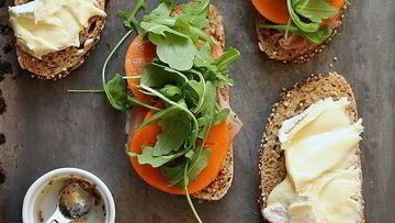 Рецепт Сэндвича с хурмой, прошутто и сыром бри