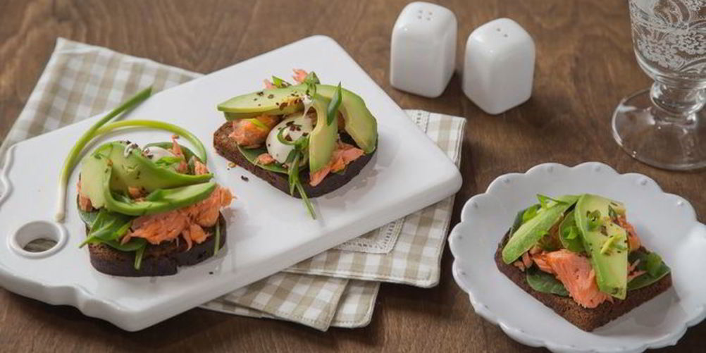 Как приготовить сэндвич с копченым лососем и авокадо