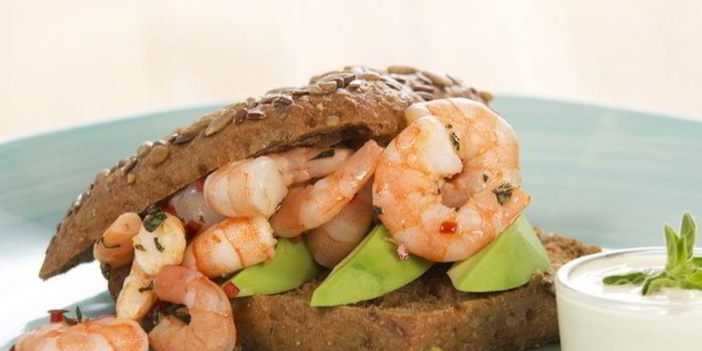 Как приготовить сэндвич с креветками и авокадо