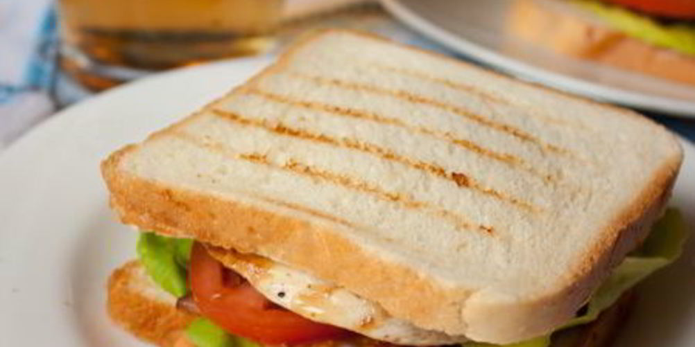 Как приготовить сэндвич с курицей и беконом