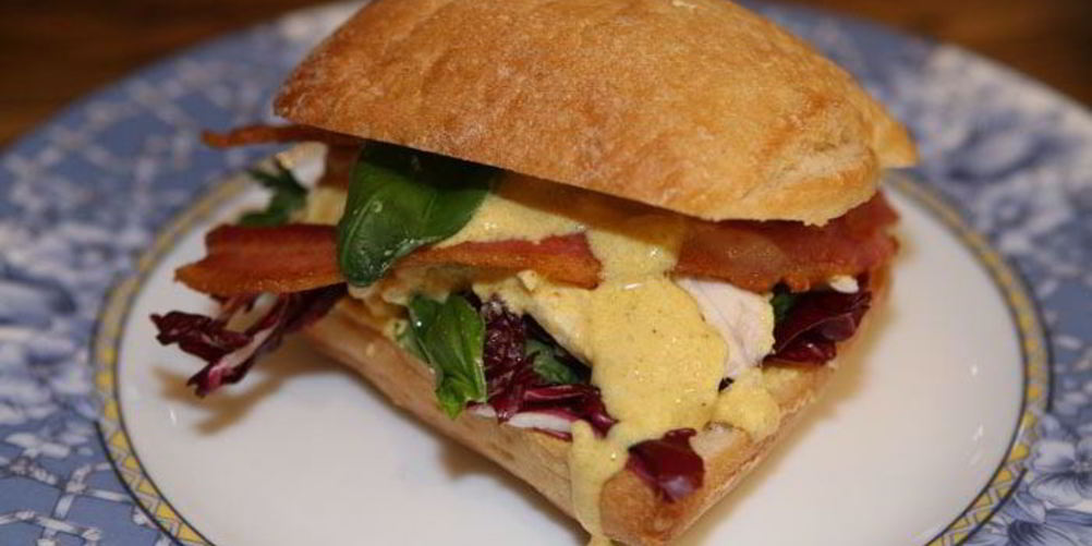 Как приготовить сэндвич с курицей карри, радиккио и базиликом