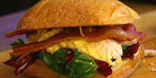 Рецепт сэндвича с курицей карри, радиккио и базиликом