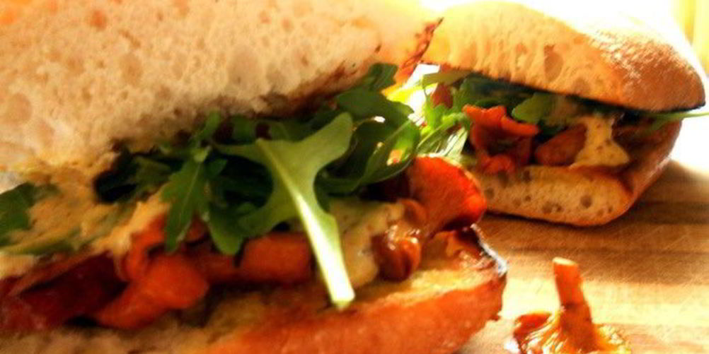 Как приготовить сэндвич с лисичками, краковской колбасой и розмарином