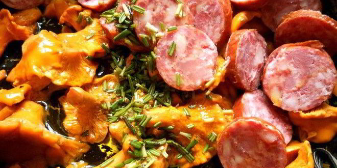 Рецепт сэндвича с лисичками, краковской колбасой и розмарином