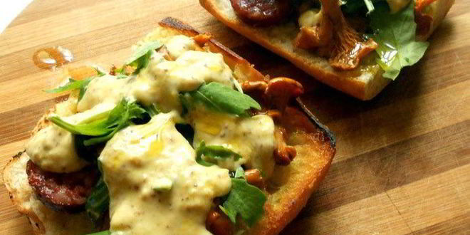 Рецепт сэндвича с лисичками, краковской колбасой и розмарином