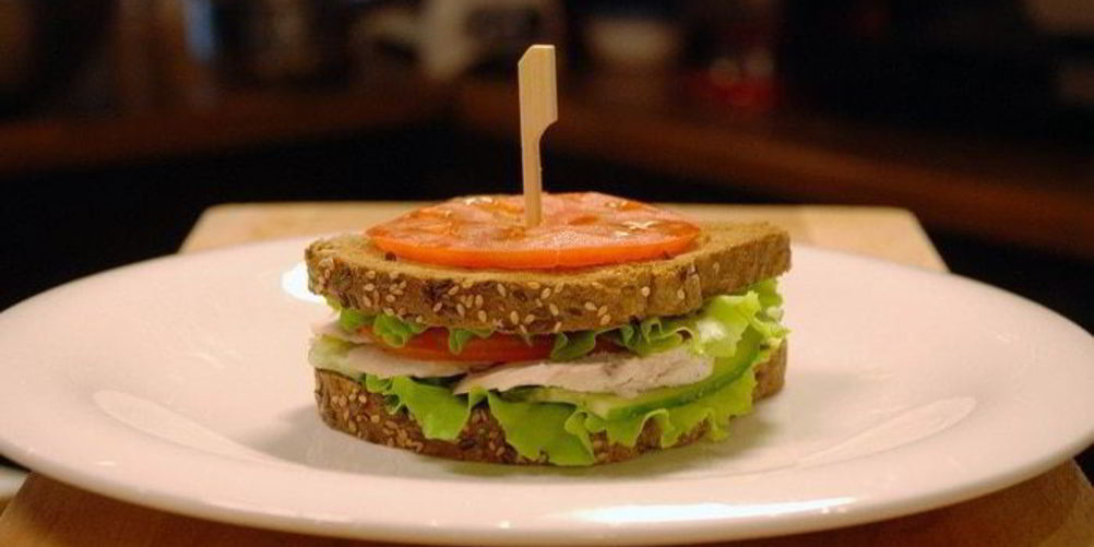 Как приготовить сэндвич с отварным куриным филе и овощами