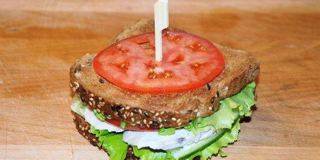 Рецепт сэндвича с отварным куриным филе и овощами