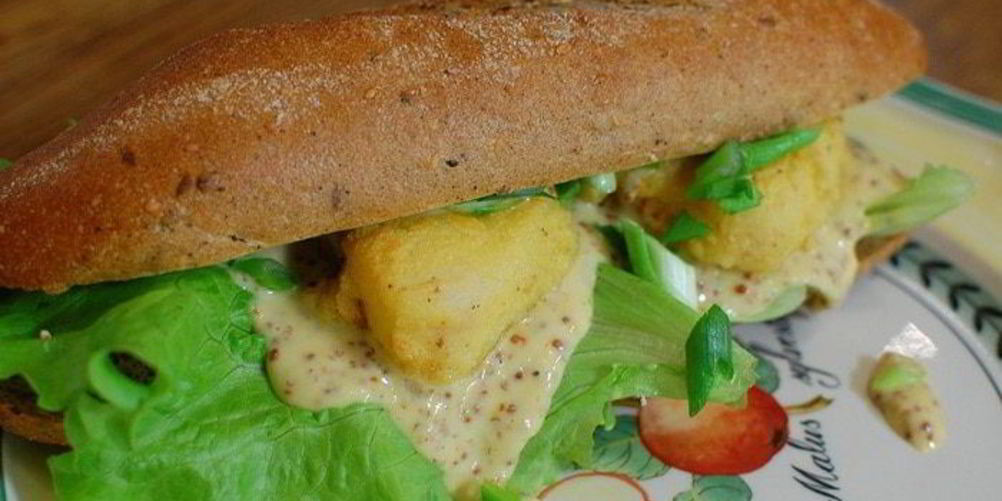 Как приготовить сэндвич с рыбой в кляре и листьями салата