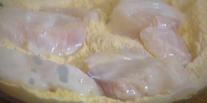 Рецепт сэндвича с рыбой в кляре и листьями салата