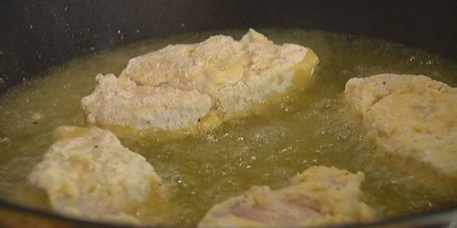 Рецепт сэндвича с рыбой в кляре и листьями салата