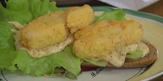 Рецепт сэндвича с рыбой в кляре и листьями салата