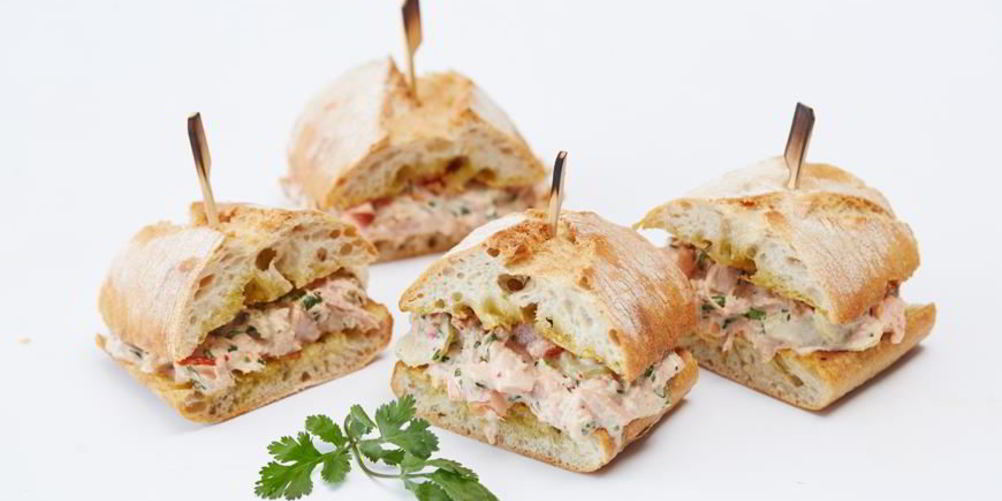 Как приготовить сэндвич с тунцом, овощами и соусом чили