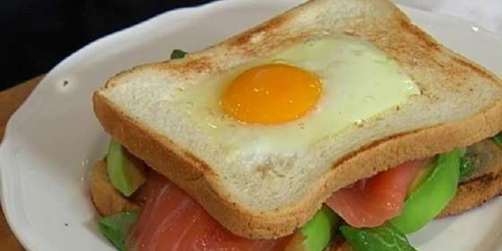 Как приготовить сэндвич с яйцом, семгой и авокадо