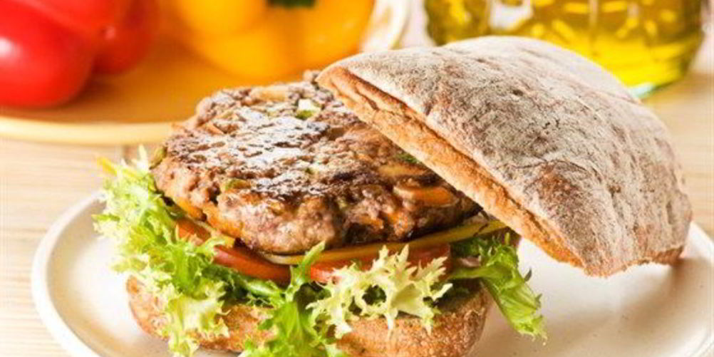 Как приготовить сэндвич с жареной говядиной, сыром и соусом с хреном