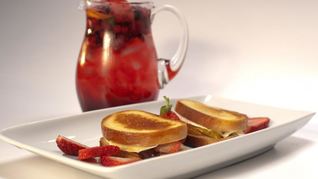 Рецепт Сэндвичей с фруктами, шоколадом и сыром бри