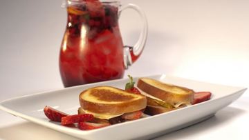 Рецепт Сэндвичей с фруктами, шоколадом и сыром бри