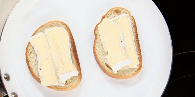 Рецепт сэндвичей с фруктами, шоколадом и сыром бри