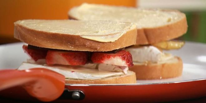 Рецепт сэндвичей с фруктами, шоколадом и сыром бри