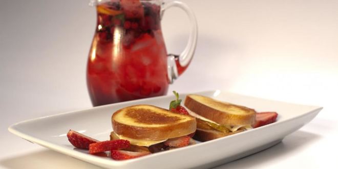 Рецепт сэндвичей с фруктами, шоколадом и сыром бри