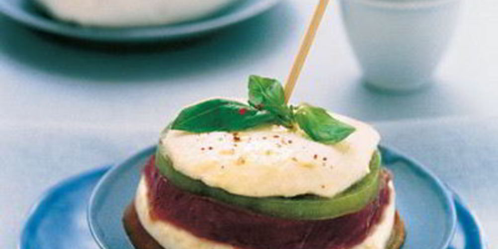 Как приготовить сэндвичи с моцареллой, маринованным тунцом и зелеными помидорами