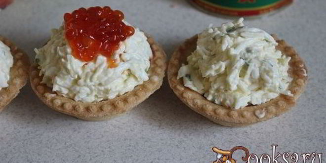 Рецепт новогодних тарталеток с салатом и красной икрой